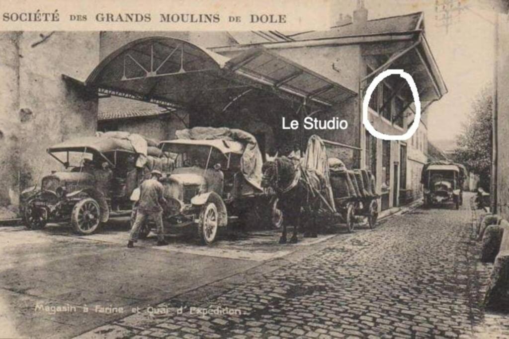 Studio Au Moulin " Design Noir " Vue Unique Dole Exterior foto